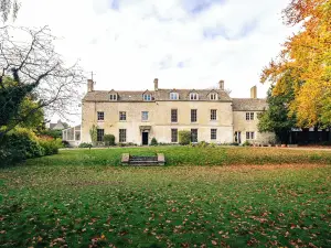 Stunning 8-Bedroom Home in Painswick