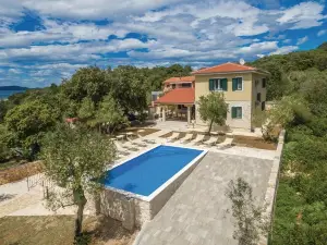 Nice Home in Verunic with Outdoor Swimming Pool, Wifi and 5 Bedrooms