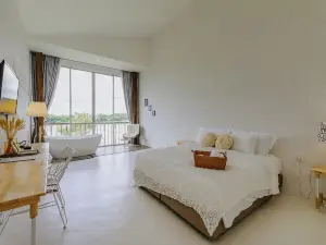 White Wall Riverfront Hotel
