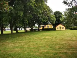 Sjarmerende Hus Med Veldig Stort Uteareal.