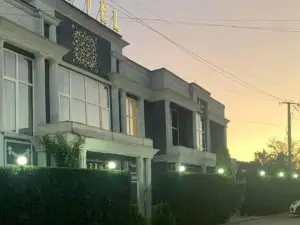 River S Hotel