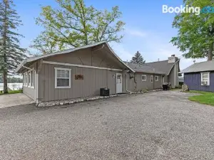 Lovely Lakeside Cottage w Private Dock, Firepit, Grill, Bikes