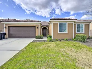 Visalia Home w/ Yard: 4 Mi to Downtown!