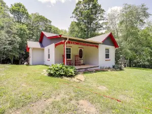 Charming Bakersville Home w/ on-Site Stream!