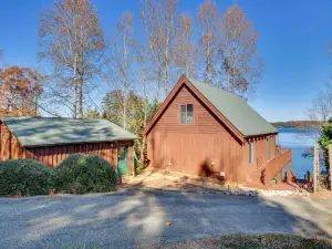 Beautiful Lake Keowee Home w/ Boat Dock & Kayaks