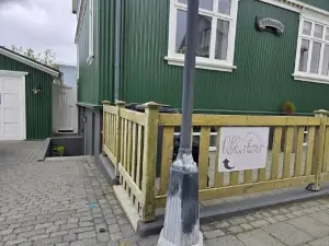 Old Charm Apartment - Keflavík Downtown