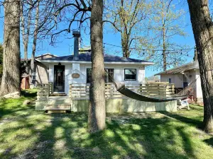 Ptoobies Place- waterfront cottage with boat dock & NEW deck!
