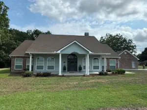 Your stay at our "Cajun Gold Getaway" promises to be unforgettable. 5 Bedrooms!