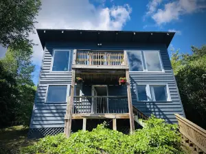 Charming Lakefront Cottage with Bird's Eye Views