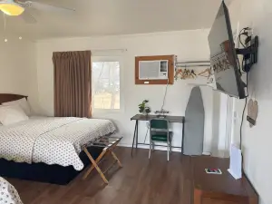 Lakeshore Lodge