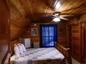 Twin Pines Lodge & Cabins