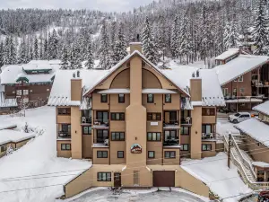 Adorable Ski Getaway W/ Free WiFi and Easy Access to the Slopes