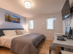 P1 - Private Hot Tub - 3 Bedroom Home - Mountain View