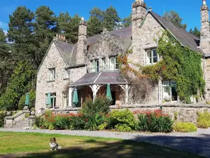 Cambus O' May Traditional Highland Hotel