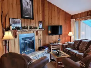 Cable Townhome #3 3 臥室公寓，由RedAwning提供