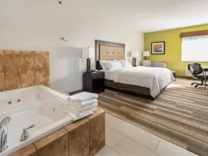 Country inn and Suites by Raddison South Haven