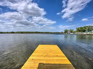 Entire Lakefront Getaway on Lake Palestine!