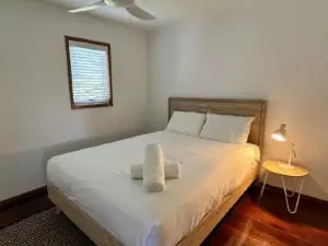 Sea View + Sleeps 8 + 3 Mins to Beach