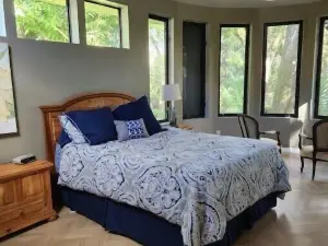 Creekside Getaway in Nature