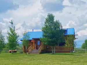Perfect for Couples Or Families Up To 4 In Lovely Two Story Log Home