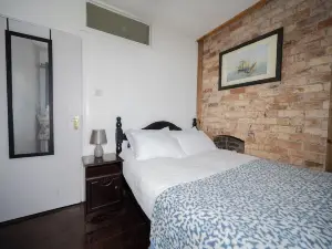 Quirky Apt - Sleeps 6 - Coastal Area - Parking