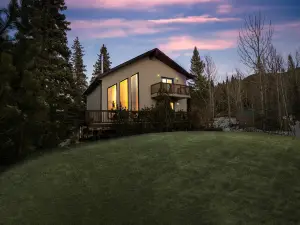 Dream 4-Br 4-Ba Chalet | Private Hot Tub | 2 Min to Jasper National Park Gates