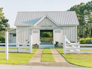 Harborside Pool and Fine Dining Experience - Charming Waterfront Haven