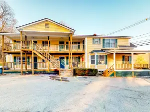 Cozy Studio Condo with Great Location, WiFi & Kitchenette