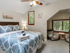 Enchanting Lake Woods Retreat |Near Water Access |Fire Pit |Deck |Screened-in Gazebo |Tranquil Stay