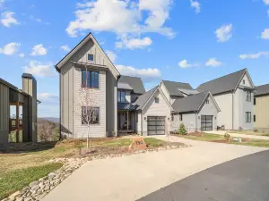 Breathtaking Views and Luxurious Comfort - Elegant Mountain Retreat