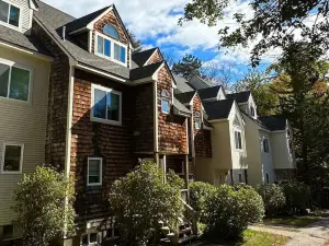 Cozy Fireplace and Kids' Living Space - Charming Getaway