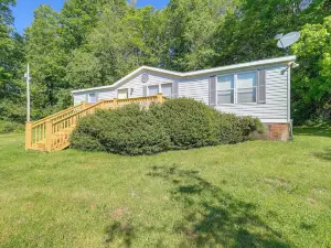 Serene Home 2 Decks, 3 Mi to Blue Ridge Pkwy