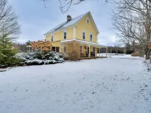 ฟาร์มเฮาส์ริมแม่น้ำแอมโมนูซัค ใกล้แคนนอนเมาน์เทน