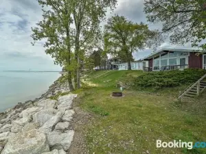 Lakefront Cottage Near Wineries and State Parks!