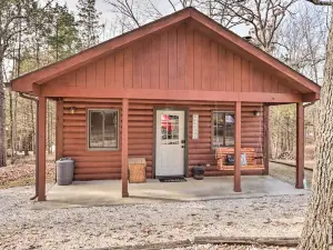 'Owl's Nest' Couple's Retreat: Steps to Lake!