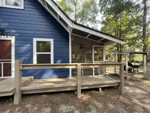 Secluded, Sam Rayburn Lakefront Cabin. Perfect Getaway for Hunters and Anglers.