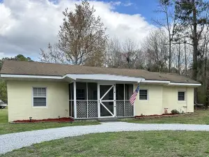 Private Country Home Within Minute Drive from the Beach and Historic  New Bern