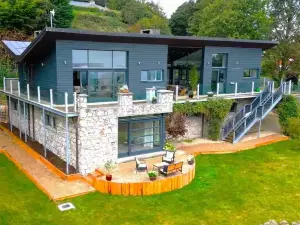 Charming 6-Bed Escape- Balconies & Panoramic Views