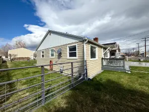 Charming Firepit and Cozy Ambiance - Delightful Baker City Escape