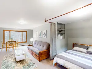 Secluded home surrounded by woodland w/kitchenette, free WiFi - near trails