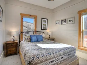 Breathtaking Views and Cozy Modern Comfort - Stunning Hilltop Retreat