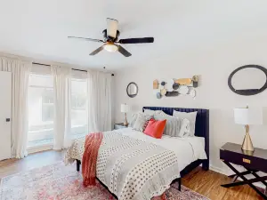 Mid-Century Bliss Unit in Calhoun - 8 Guests, 4BR, 3BA