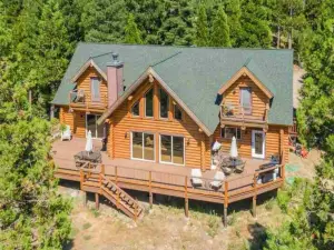 Luxurious & spacious log cabin rental. Family friendly. Lots of amenities.