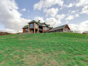 Mtn-View Shirley Pool House: Pets Welcome!