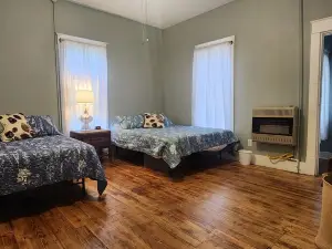 Historic Downtown Craftsman, 3br/2ba with a yard