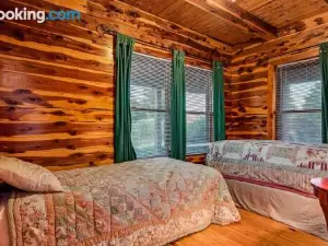 Lodge at Ozk Ranch- Incredible Mountaintop Cabin with Hot Tub and Views