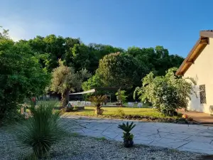 Outbuilding with bathroom, kitchen and separate entrance