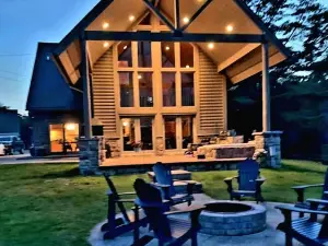 Gorgeous lodge for up to 16 with hottub & games room on all-sports Thompson Lake