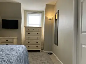 Tidy 2-Bed w/ Parking!🚗Wine!🍷UNH👩🏻‍🎓