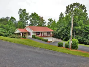 Beautiful, Spacious Home in Wooded Resort Area